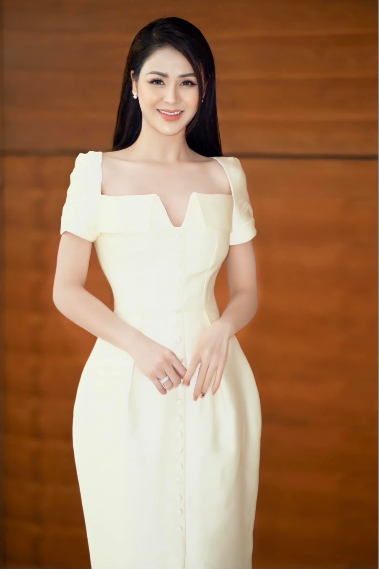 Lương Thu Trang gây thương nhớ với đầm trắng tinh khôi