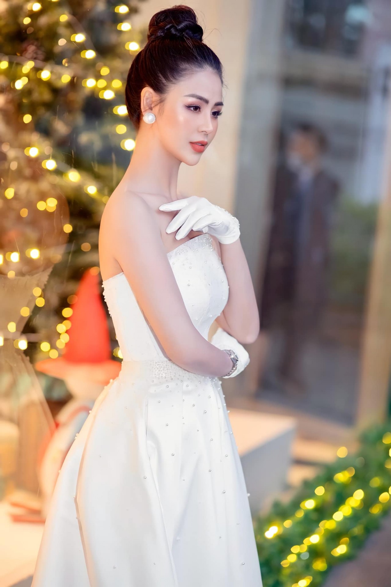 Lương Thu Trang gây thương nhớ với đầm trắng tinh khôi