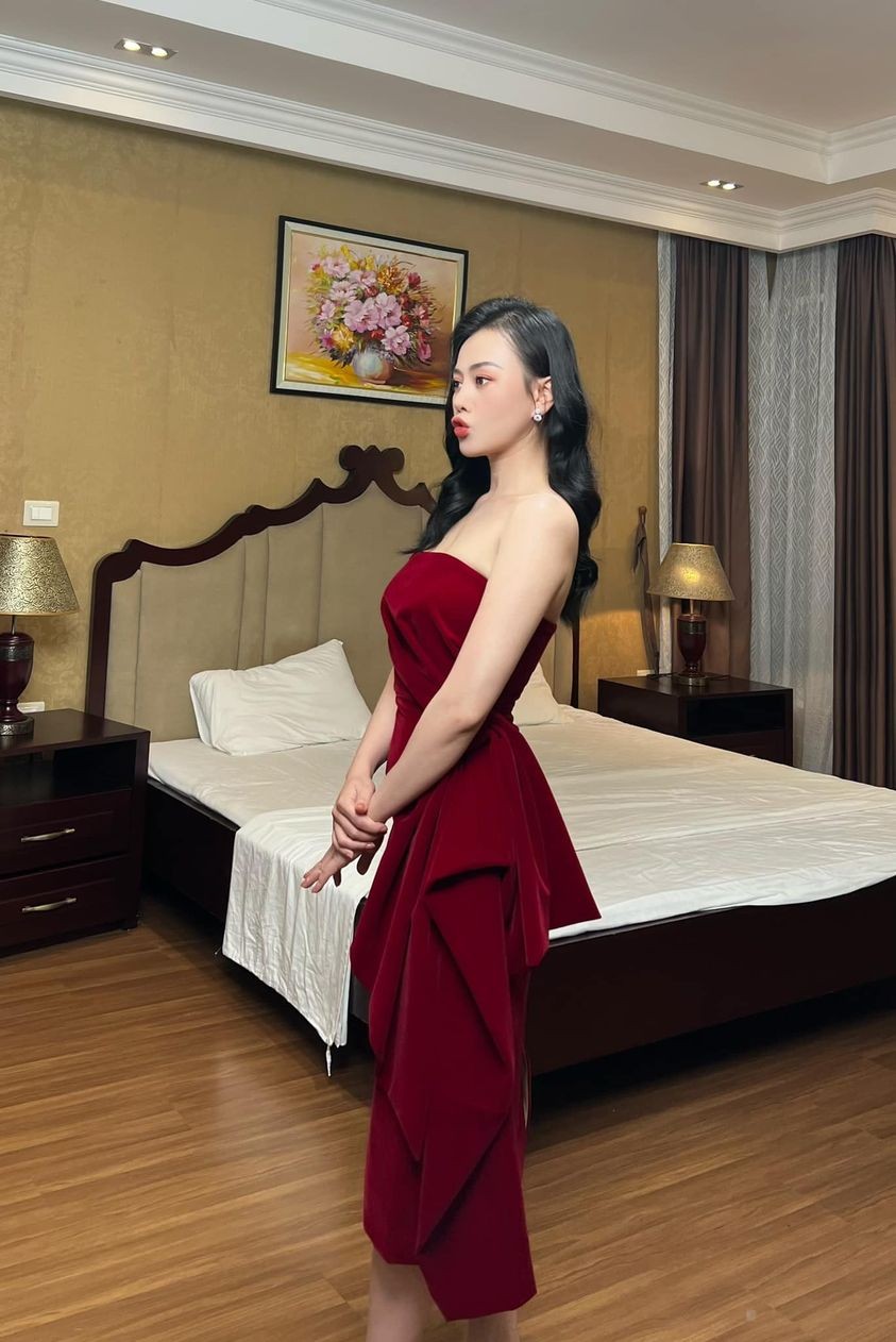 Sao Việt: Hari Won tự tin xuống phố, Phương Oanh khoe dáng mảnh mai