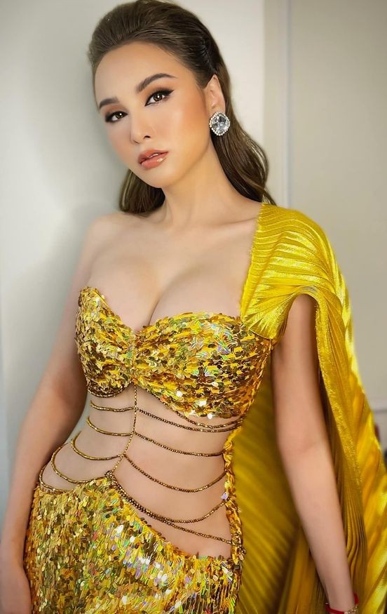 Sao Việt: Nhan sắc khác lạ của Hoa hậu Diễm Hương; Vân Hugo khoe vóc dáng quyến rũ sau sinh