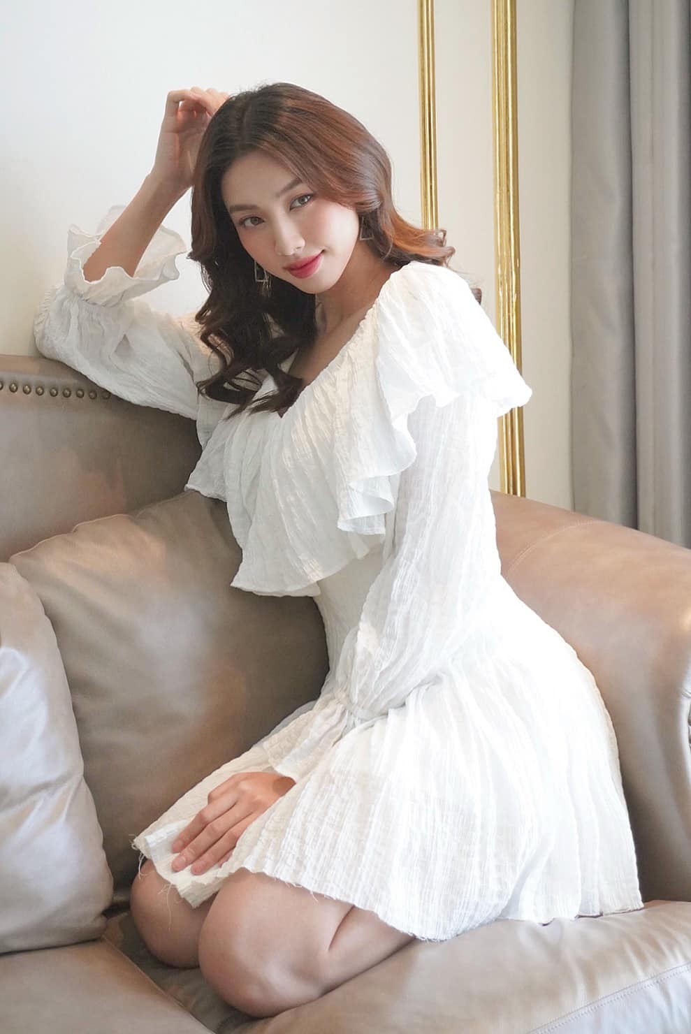 Hoa hậu Nguyễn Thúc Thùy Tiên đẹp tinh khôi trong tà áo dài trắng