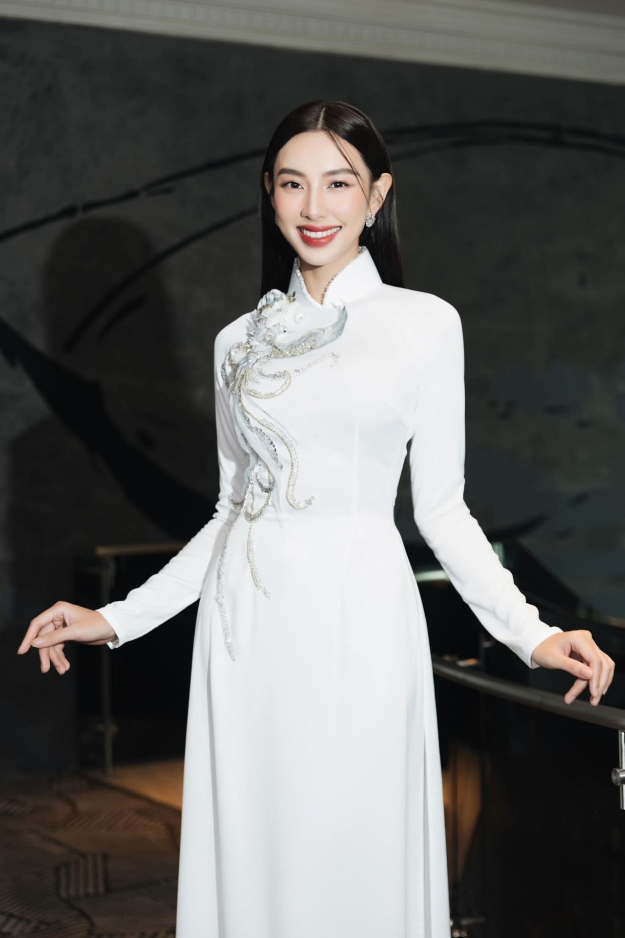 Hoa hậu Nguyễn Thúc Thùy Tiên đẹp tinh khôi trong tà áo dài trắng