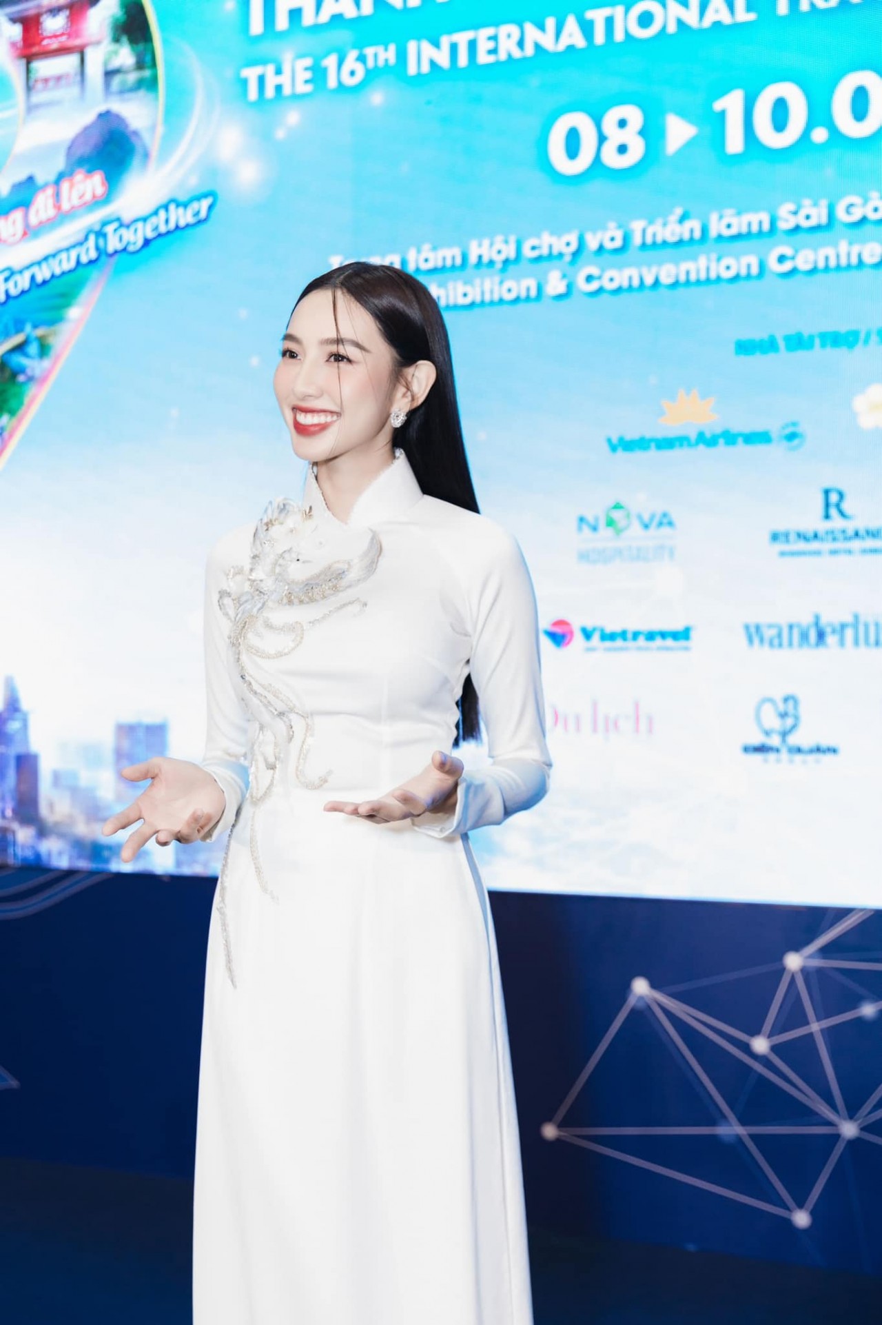 Hoa hậu Nguyễn Thúc Thùy Tiên đẹp tinh khôi trong tà áo dài trắng