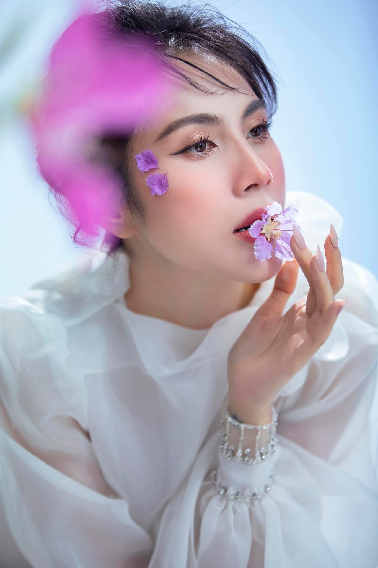 Thủy Tiên dịu dàng