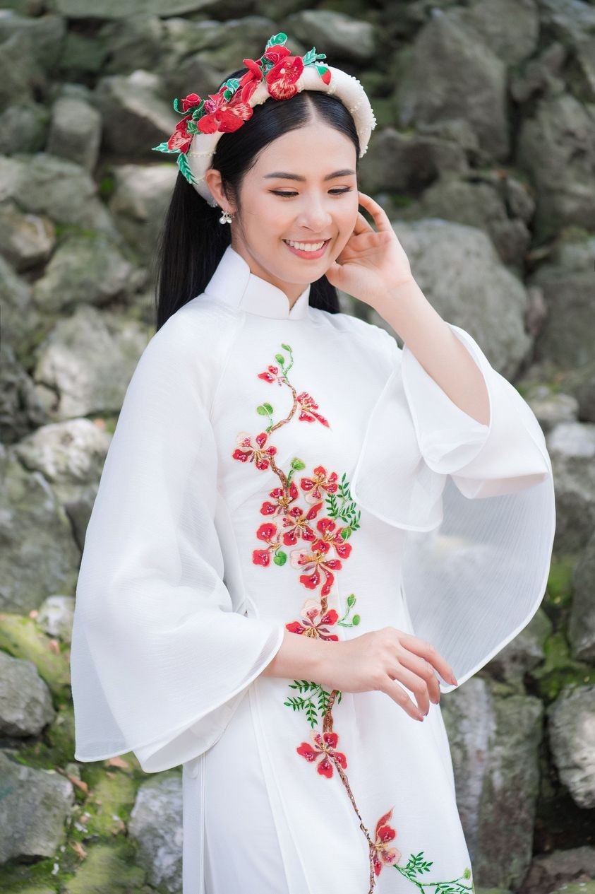 Hoa hậu Ngọc Hân đẹp không tì vết trong tà áo dài
