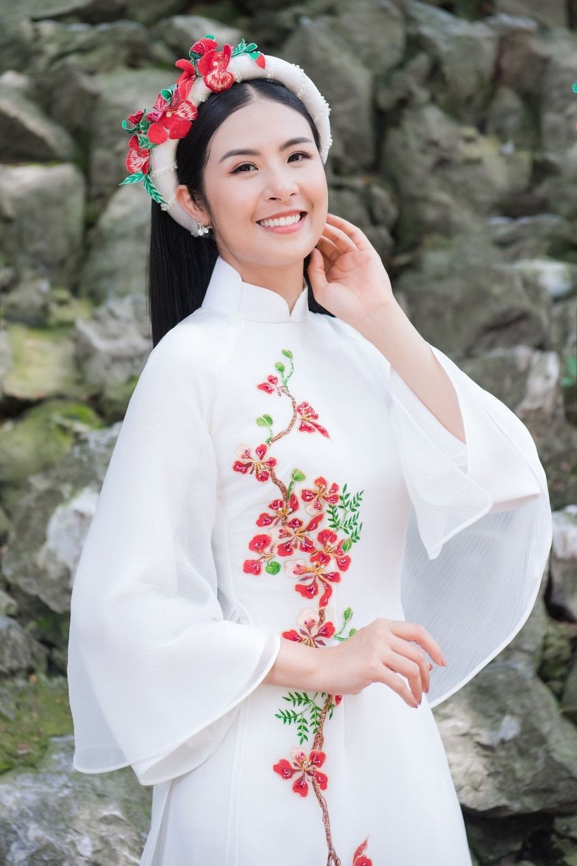 Hoa hậu Ngọc Hân đẹp không tì vết trong tà áo dài
