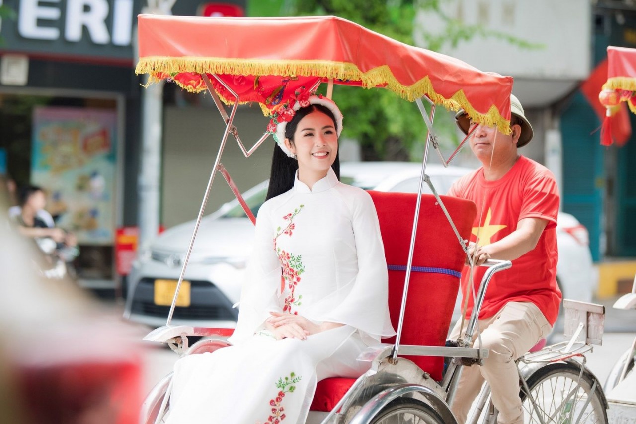 Hoa hậu Ngọc Hân đẹp không tì vết trong tà áo dài