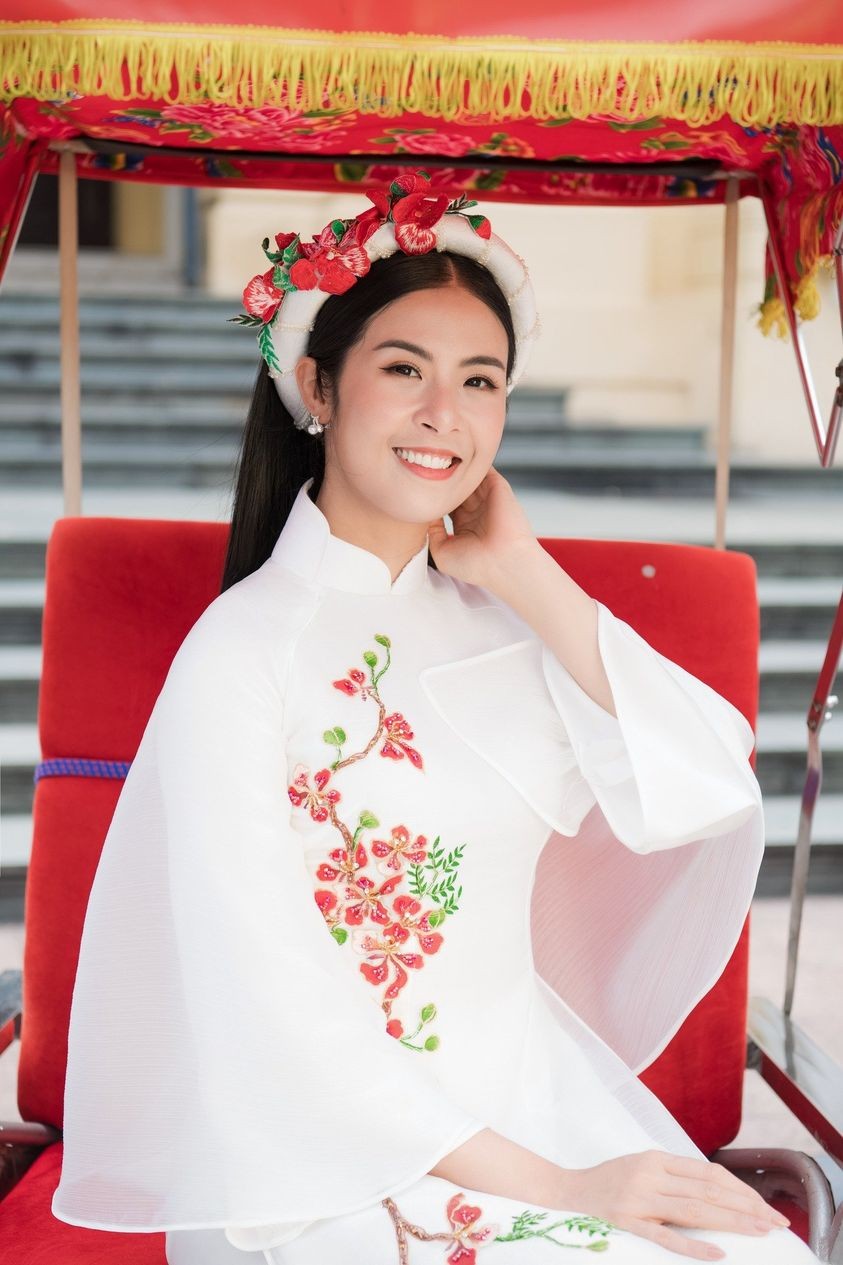 Hoa hậu Ngọc Hân đẹp không tì vết trong tà áo dài