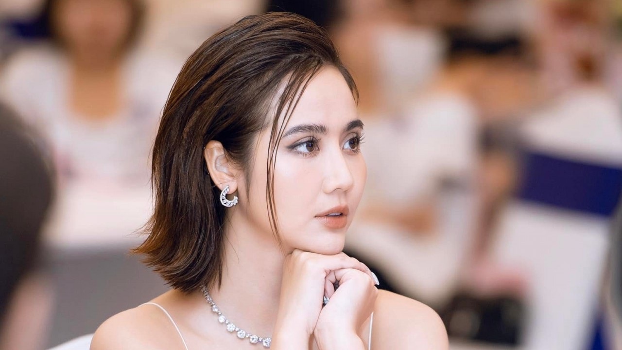 Huyền Lizzie khoe vóc dáng mảnh mai, gợi cảm