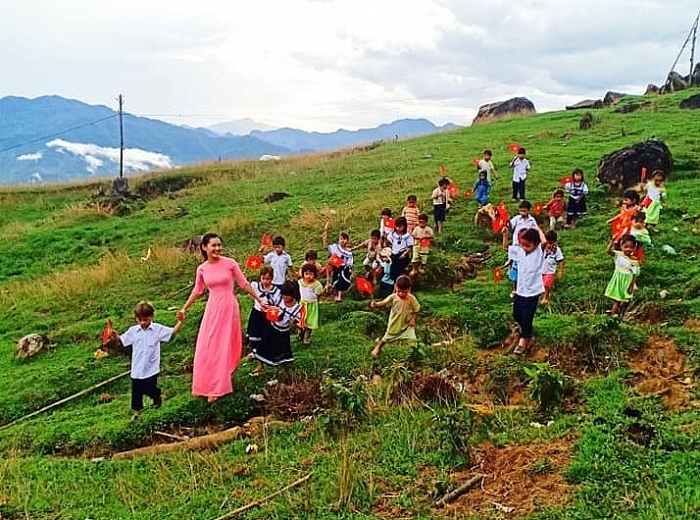 Ngắm lại hình ảnh đẹp trong Lễ khai giảng "đặc biệt" chỉ với 34 học sinh, 1 đại biểu... ngam lai hinh anh dep trong le khai giang dac biet chi voi 34 hoc sinh 1 dai bieu