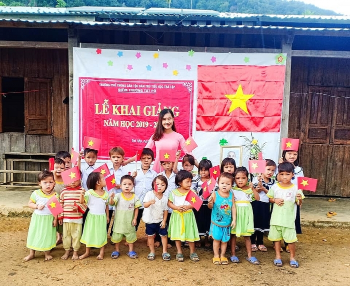 Ngắm lại hình ảnh đẹp trong Lễ khai giảng "đặc biệt" chỉ với 34 học sinh, 1 đại biểu... ngam lai hinh anh dep trong le khai giang dac biet chi voi 34 hoc sinh 1 dai bieu