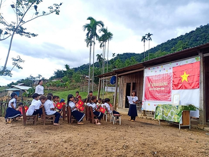 Ngắm lại hình ảnh đẹp trong Lễ khai giảng "đặc biệt" chỉ với 34 học sinh, 1 đại biểu... ngam lai hinh anh dep trong le khai giang dac biet chi voi 34 hoc sinh 1 dai bieu