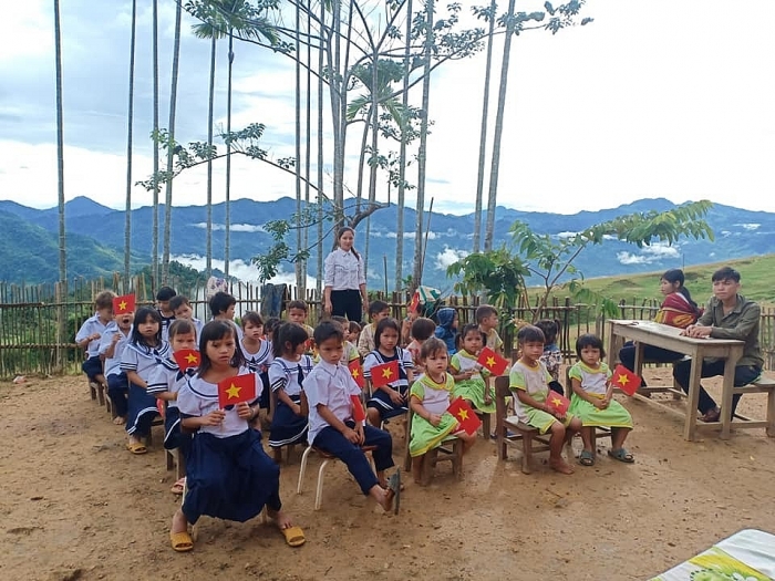 Ngắm lại hình ảnh đẹp trong Lễ khai giảng "đặc biệt" chỉ với 34 học sinh, 1 đại biểu... ngam lai hinh anh dep trong le khai giang dac biet chi voi 34 hoc sinh 1 dai bieu