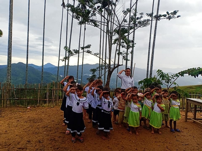 Ngắm lại hình ảnh đẹp trong Lễ khai giảng "đặc biệt" chỉ với 34 học sinh, 1 đại biểu... ngam lai hinh anh dep trong le khai giang dac biet chi voi 34 hoc sinh 1 dai bieu