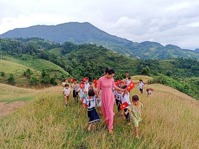 Ngắm lại hình ảnh đẹp trong Lễ khai giảng "đặc biệt" chỉ với 34 học sinh, 1 đại biểu... ngam lai hinh anh dep trong le khai giang dac biet chi voi 34 hoc sinh 1 dai bieu