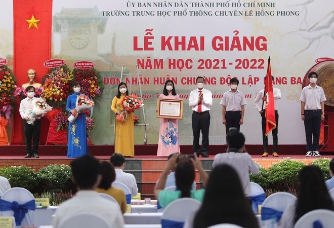 Khai giảng trực tuyến