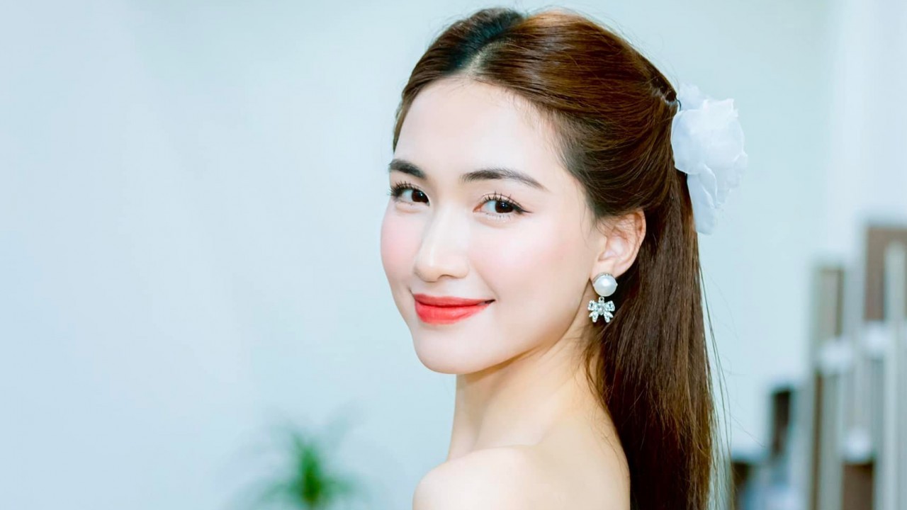 Ngắm gu thời trang dịu dàng, quyến rũ của Hòa Minzy