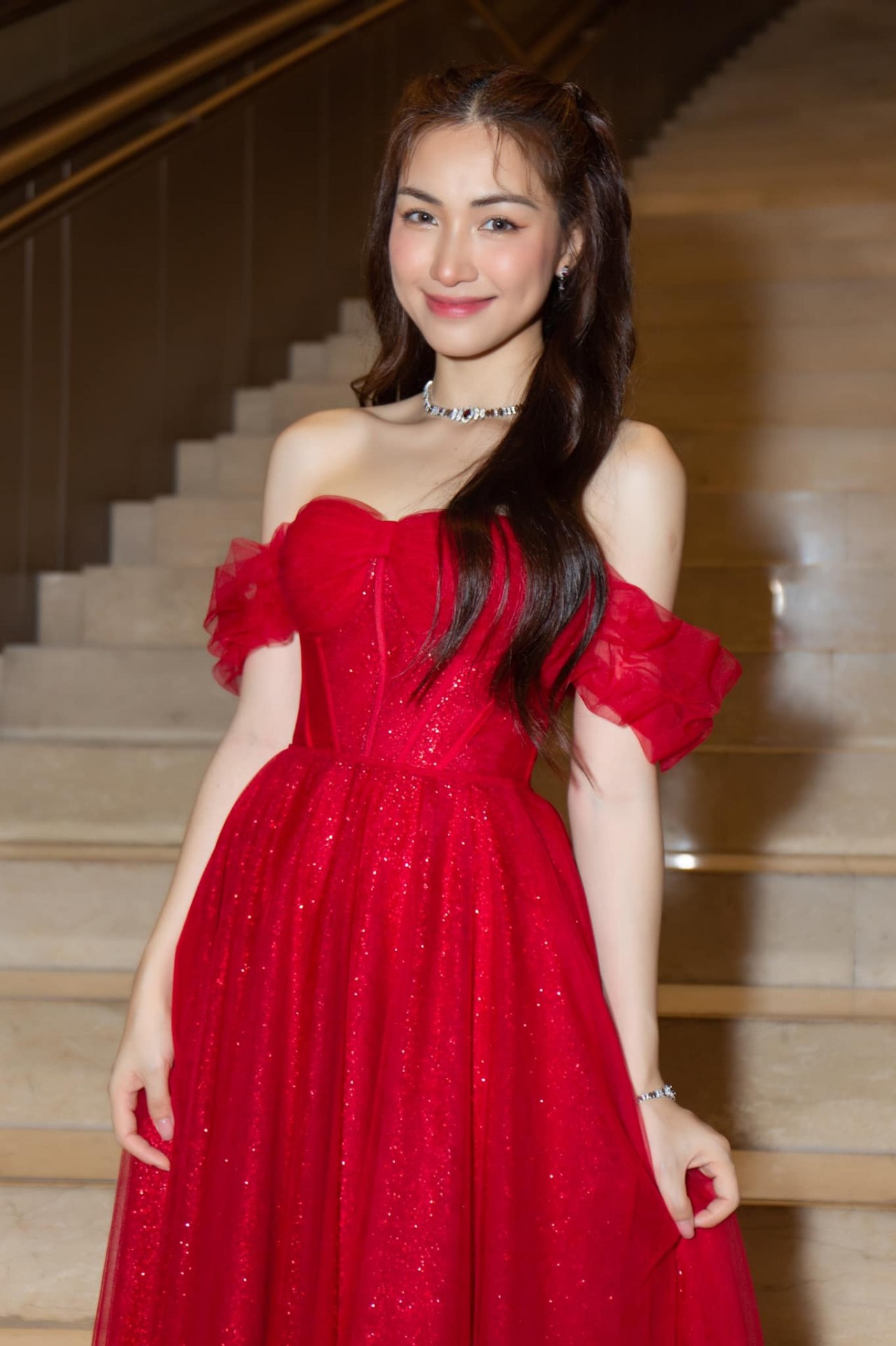 Ngắm nhan sắc Hòa Minzy