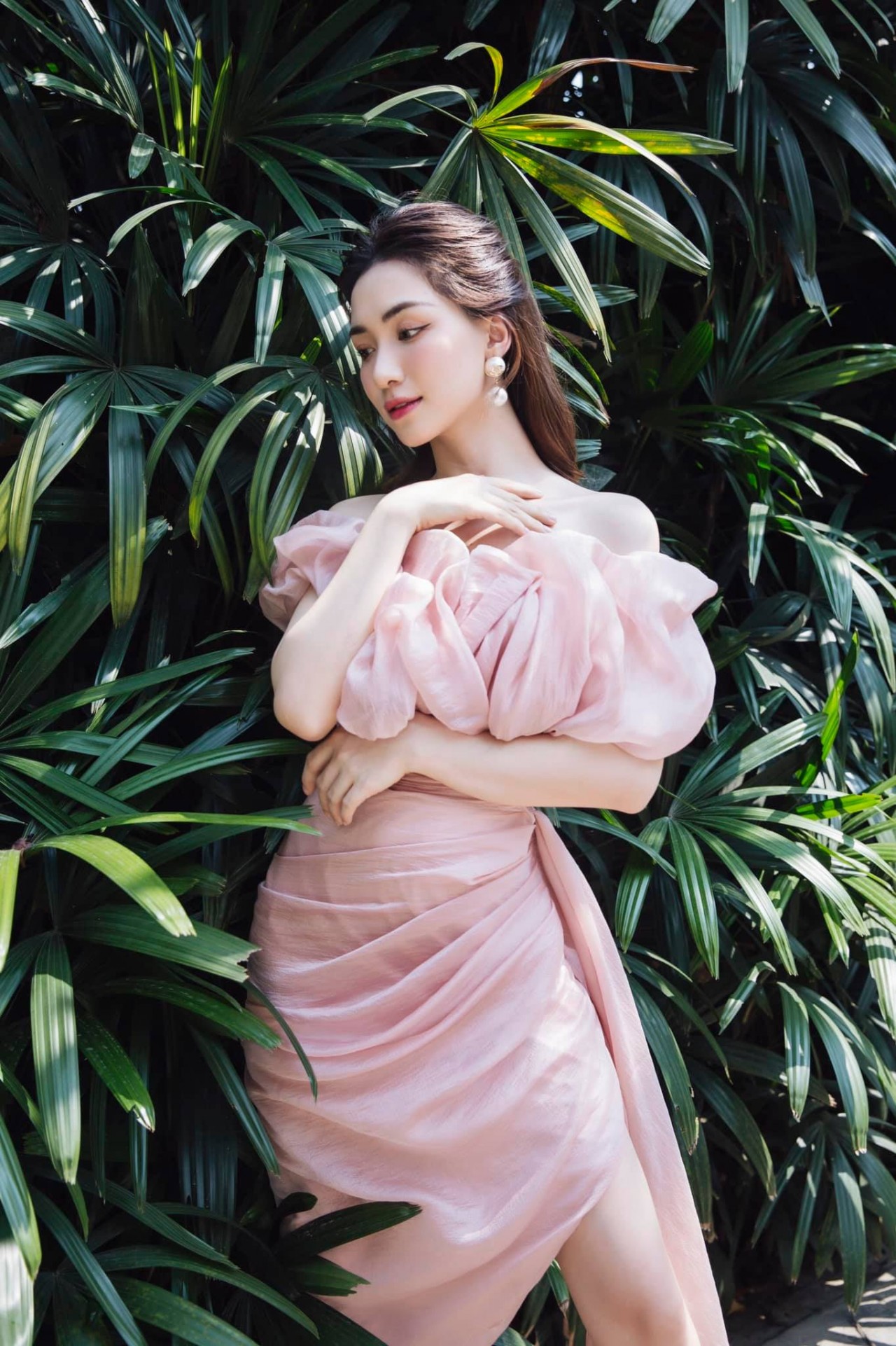 Ngắm nhan sắc Hòa Minzy