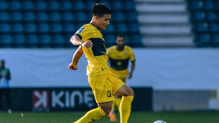 Trước ngày về nước, liệu Quang Hải có được ra sân?