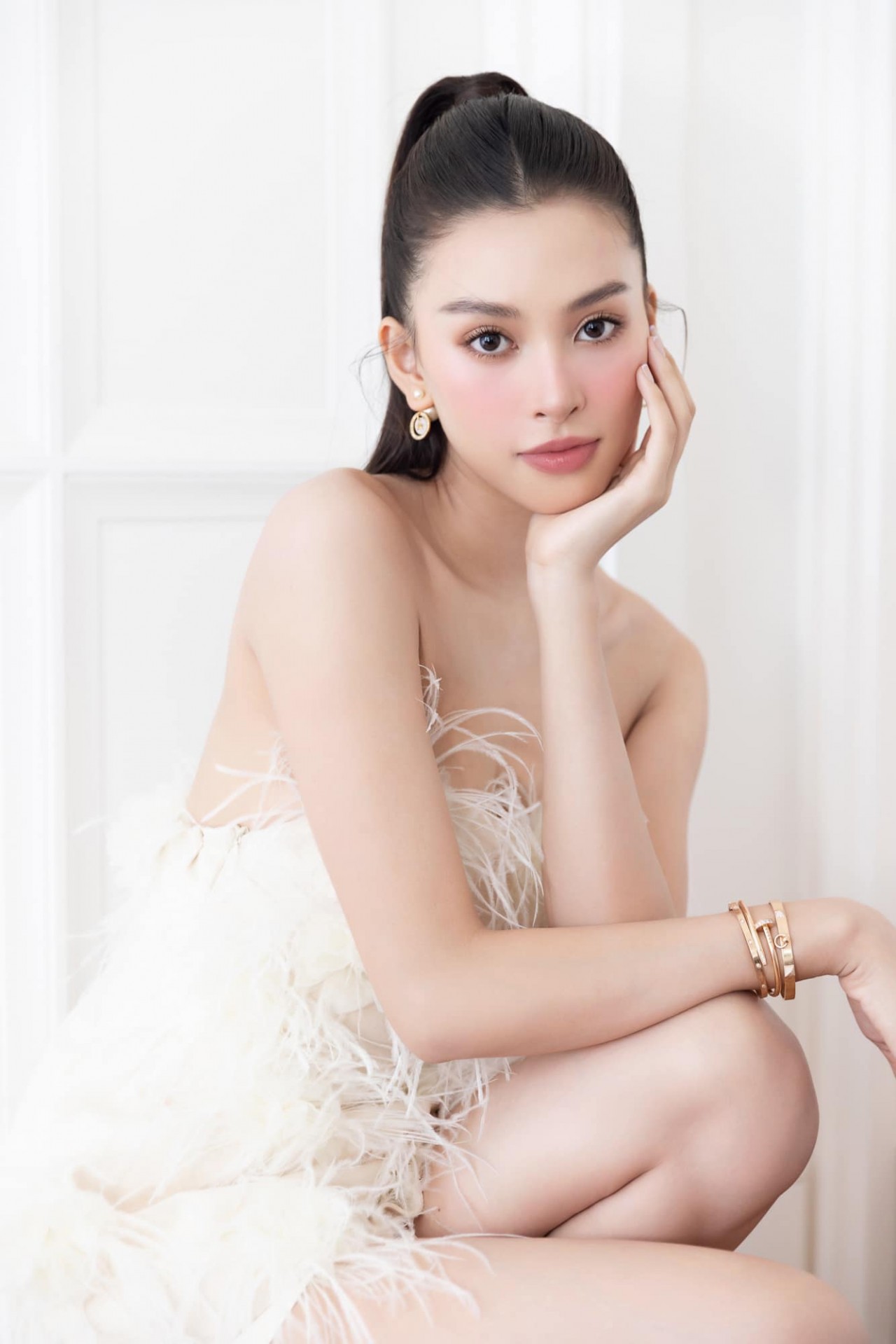 Hoa hậu Trần Tiểu Vy khoe vai trần gợi cảm