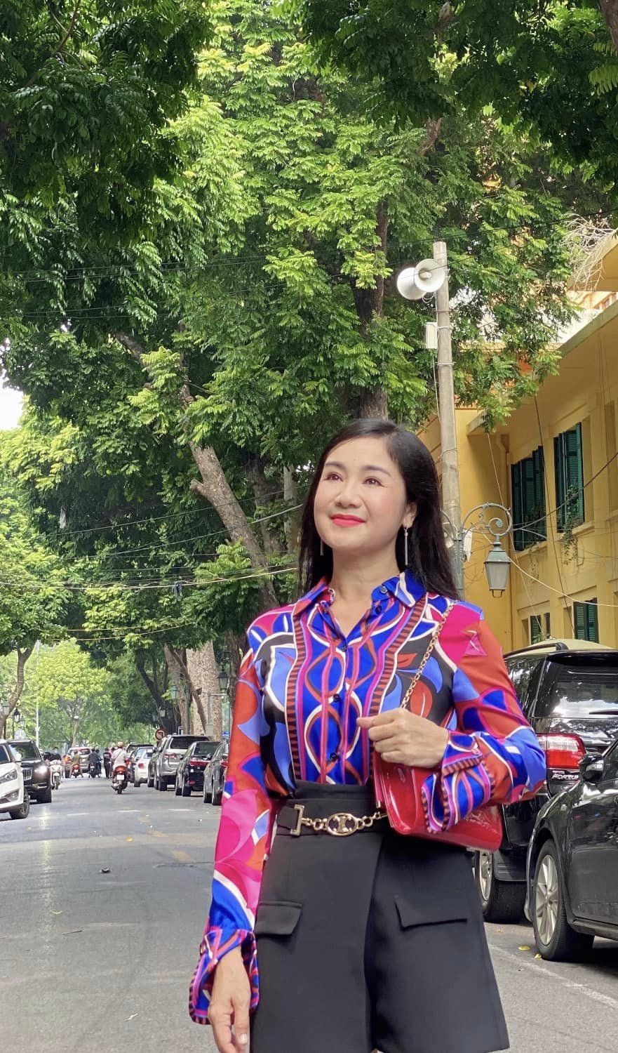 Sao Việt: NSND Thu Hà dịu dàng xuống phố, Trương Ngọc Ánh tự tin, quyền lực