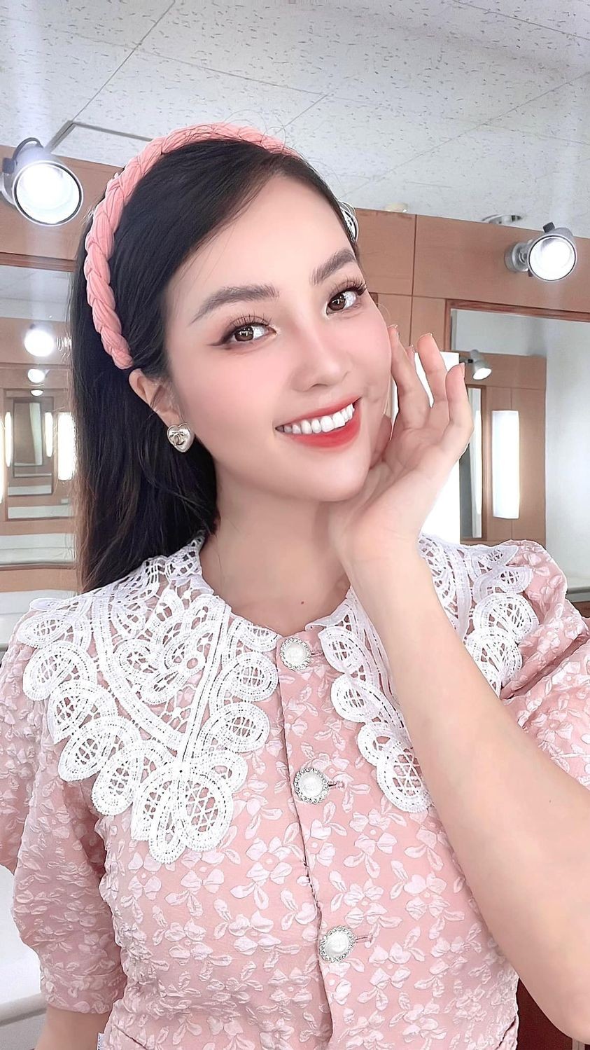 Thụy Vân xinh đẹp ở hậu trường.