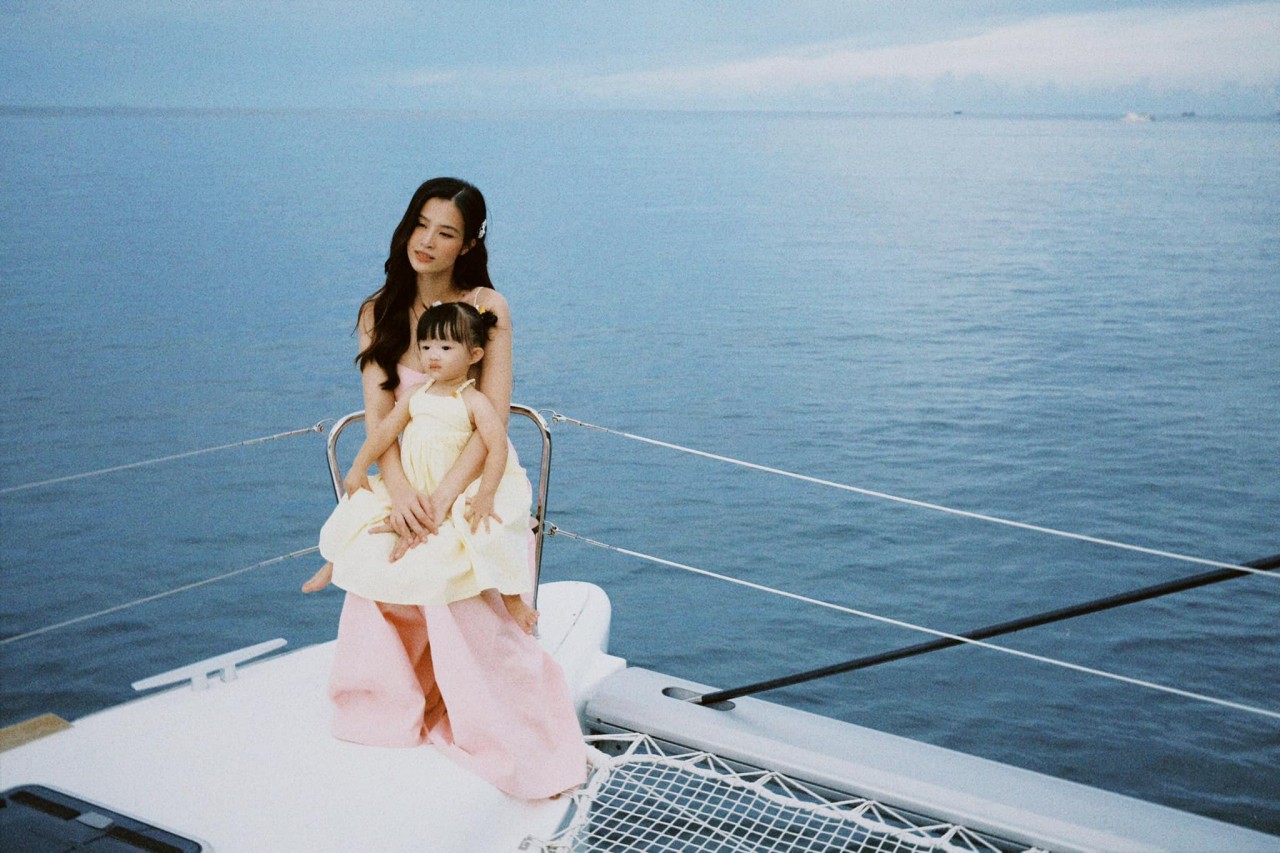 Đông Nhi bên con gái.