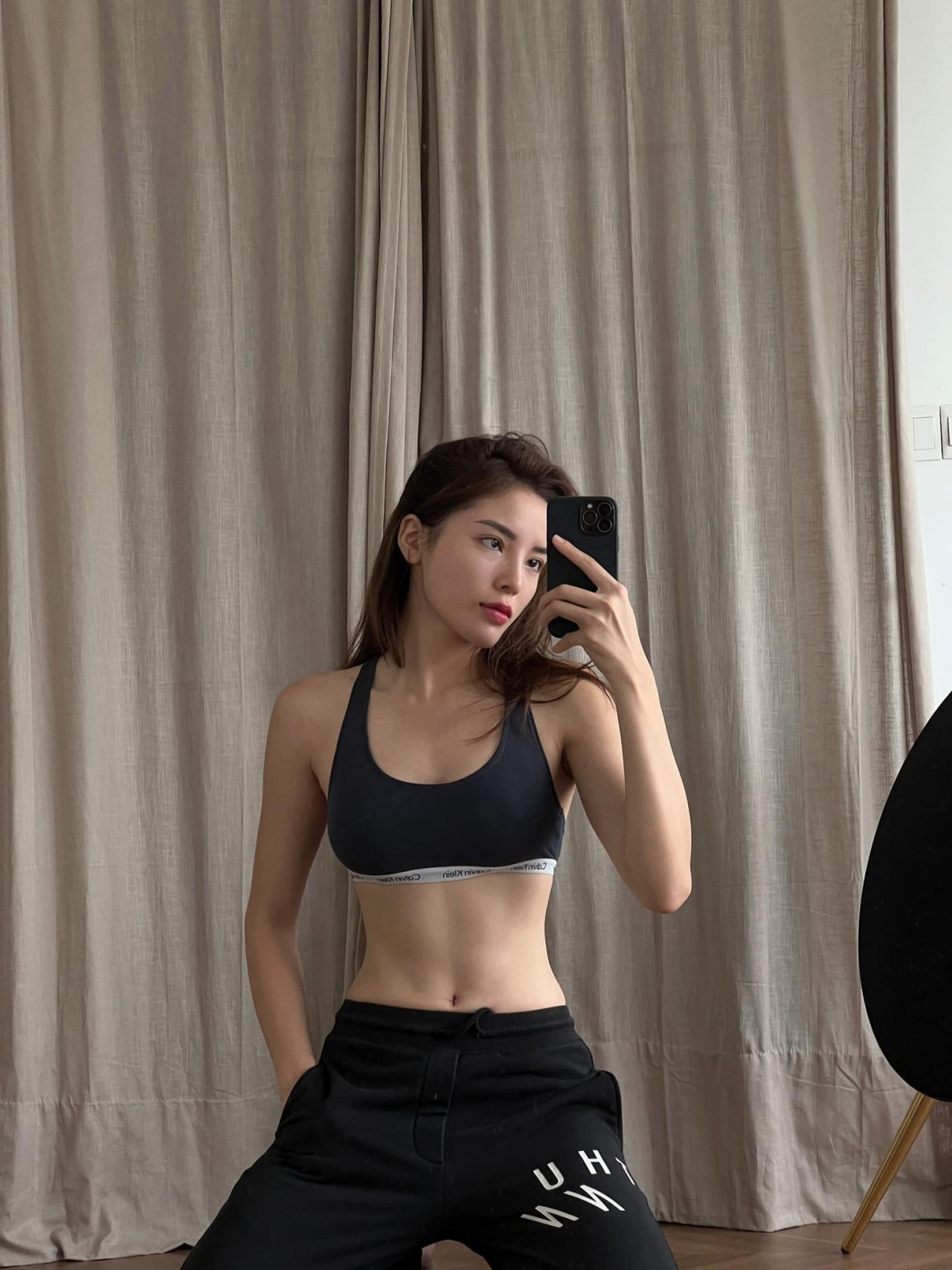 Hoa hậu Kỳ Duyên khoe eo thon.