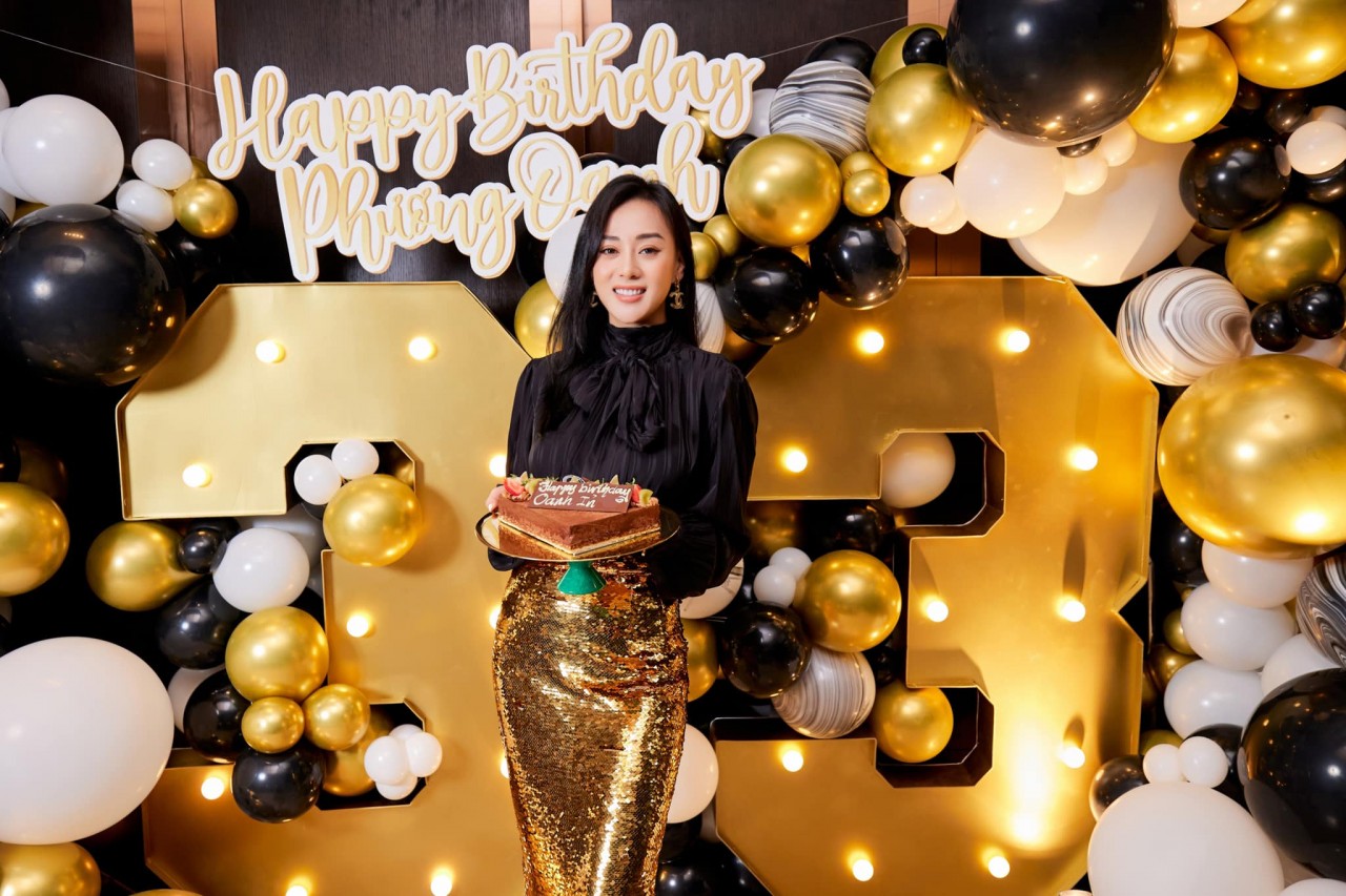 Sao Việt: Lệ Quyên tình tứ bên bạn trai, Phương Oanh mừng tuổi mới