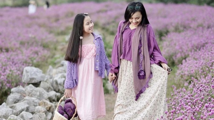 Sao Việt: BTV Hoài Anh hóa nàng thơ, Hòa Minzy rạng rỡ với đầm đỏ lệch vai