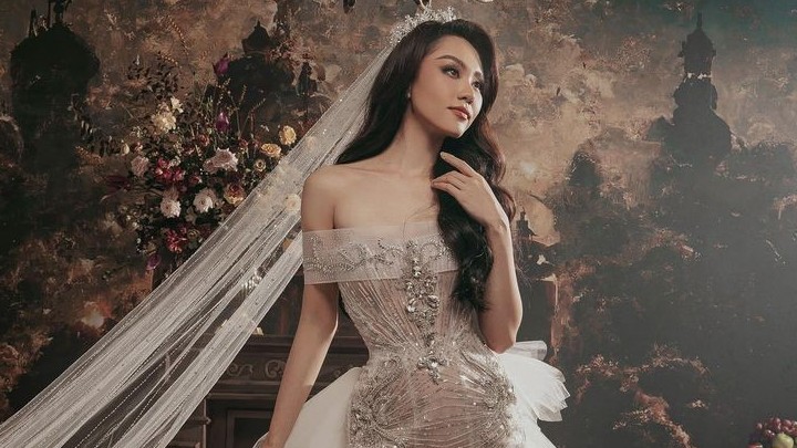 Hoa hậu Mai Phương, Thuỳ Tiên và nhiều sao Việt khoe chân dài, eo thon với đầm dạ hội