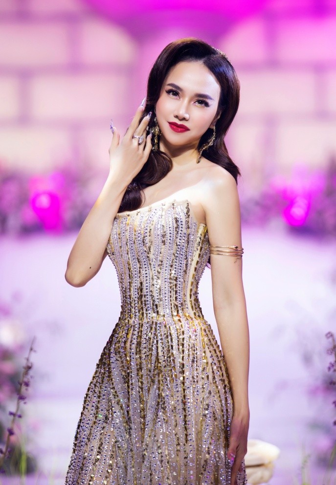 Đinh Ngọc Diệp thu hút sự chú ý khi xuất hiện trên sàn catwalk với vai trò đặc biệt. Cô nhận lời trình diễn trong show của 2 nhà thiết kế Lê Long Dũng và Thân Nguyễn An Kha trong khuôn khổ một sự kiện âm nhạc, thời trang tối 27/9. 