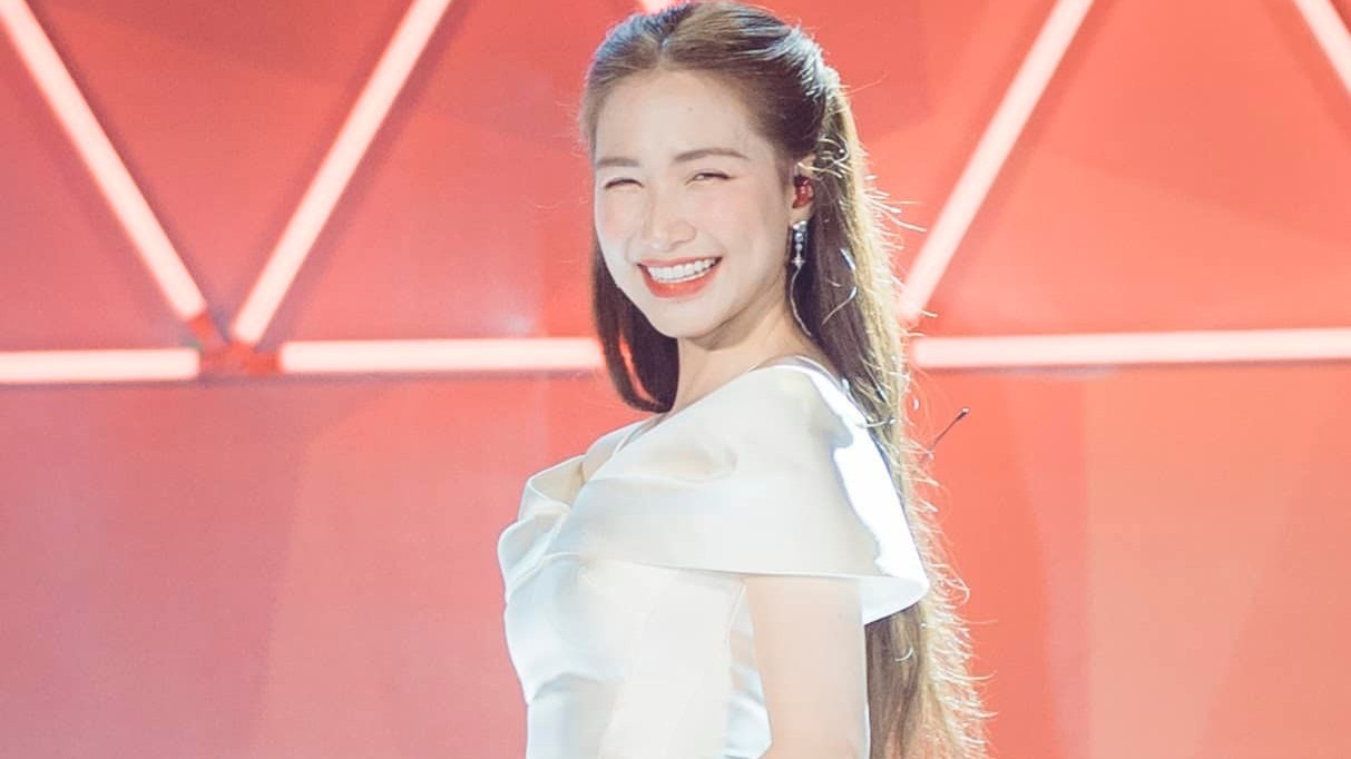 Sao Việt: Hòa Minzy diện đầm trắng tinh khôi, Hương Giang, Khánh Thi khoe vai trần quyến rũ