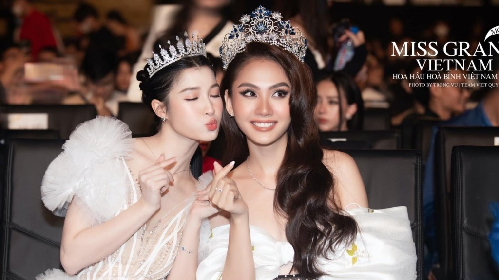 Sao Việt: Jennifer Phạm nổi bật với vest, Hoa hậu Mai Phương đọ sắc cùng Á hậu Phương Nhi