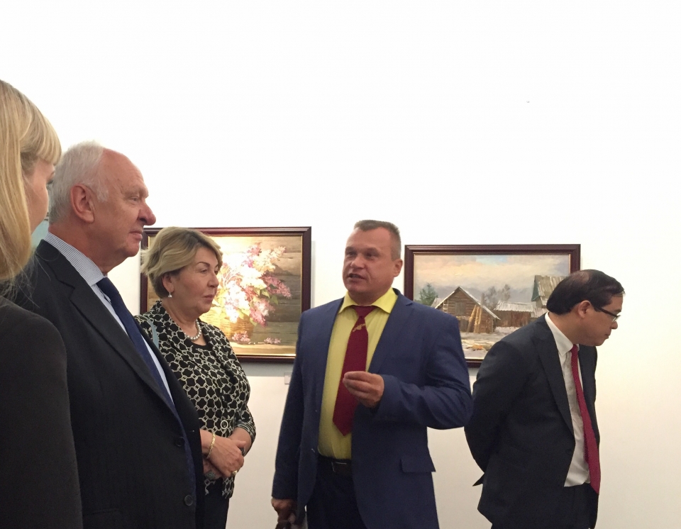 mot thoang nuoc nga qua tranh ve