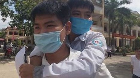 Từ chuyện Ngô Văn Hiếu 10 năm cõng bạn đến trường không muốn được 'đặc cách', nghĩ về sự tử tế