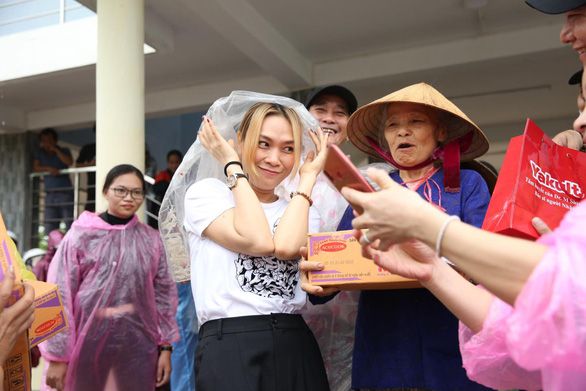 Mỹ Tâm Trấn Thành Thủy Tiên đồng loạt hướng về miền Trung my tam tran thanh thuy tien dong loat huong ve mien trung