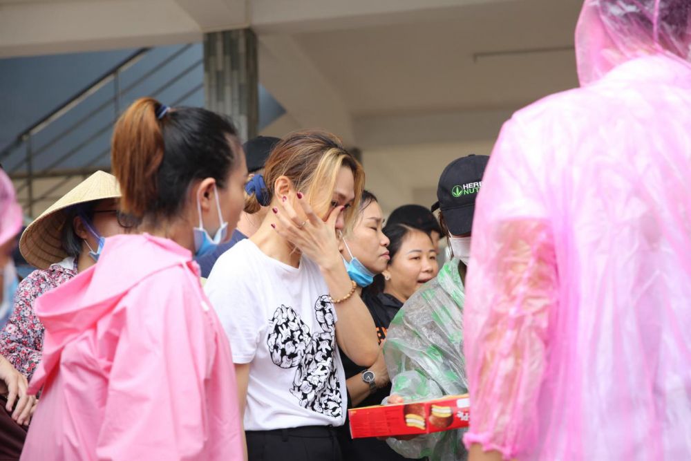 sao viet tuan qua quoc truong dua cha me di tham thu do mai phuong thuy khoe body vo hong dang da khong con quan tam muon phien