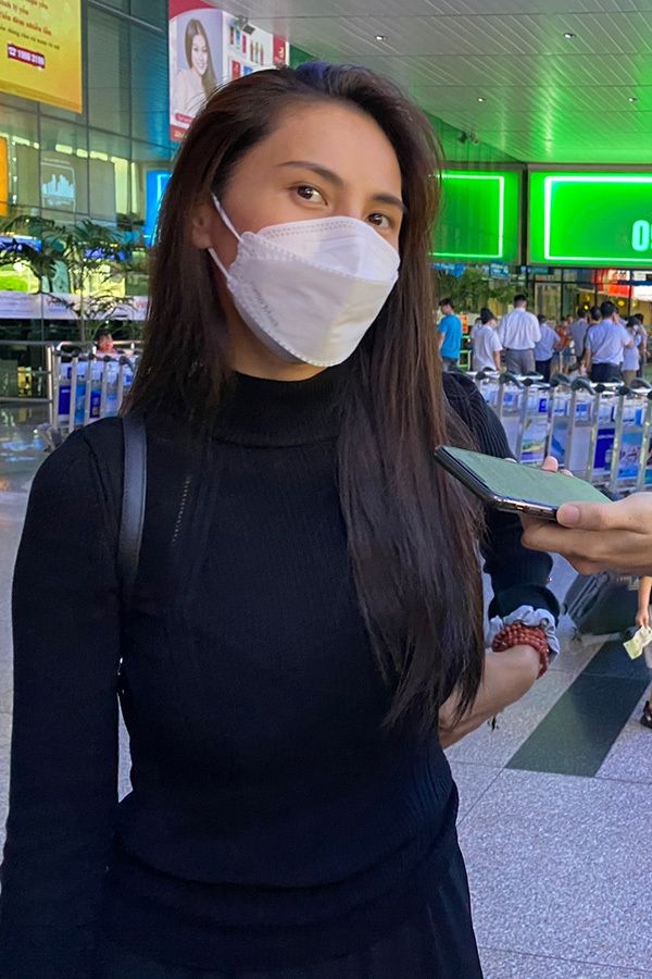 vi sao fan mang can cau ra don ca si thuy tien o san bay