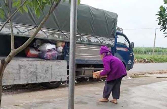 Lũ lụt miền Trung: Những hình ảnh gây xúc động tận tâm can