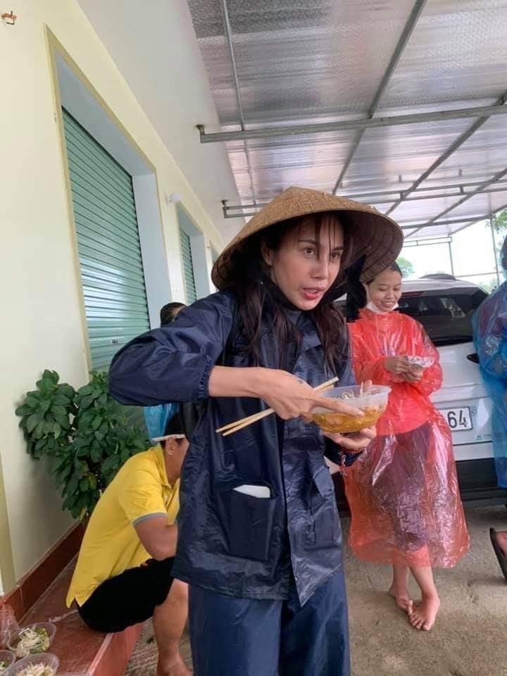 nhung hinh anh gay xuc dong mua lu