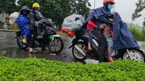 Thấy gì từ những đoàn người lao động 'rồng rắn' về quê?