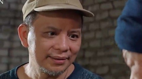 Hương vị tình thân tập 125 (phần 2 tập 54): Xuất hiện 2 người lạ mặt nơi Chiến 'chó' tá túc, Tấn và bà Sa tái mặt khi bị Huy 'bắt thóp'