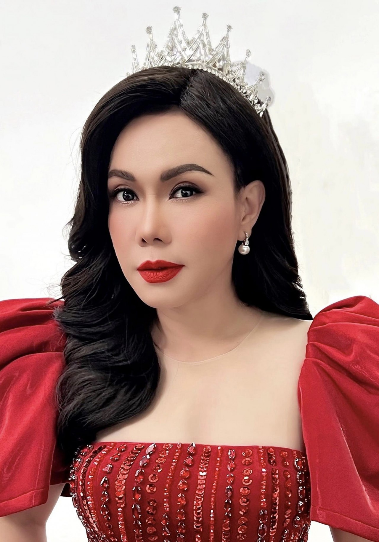 Hình ảnh mới nhất của Việt Hương. Từ trang phục, kiểu tóc đến chiếc vương miện khiến fan danh hài liên tưởng đến hoa hậu.