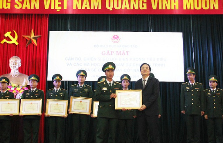 "Thầy giáo quân hàm xanh" - cõng con chữ trên biên giới