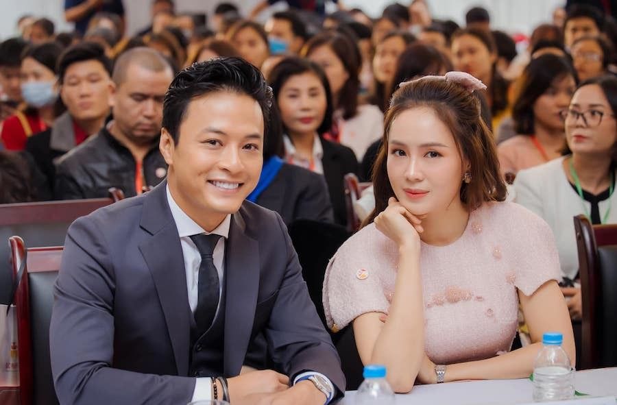 sao viet tuan qua dan dien vien tinh yeu va tham vong giao luu voi fan hong diem hanh phuc ben hong dang