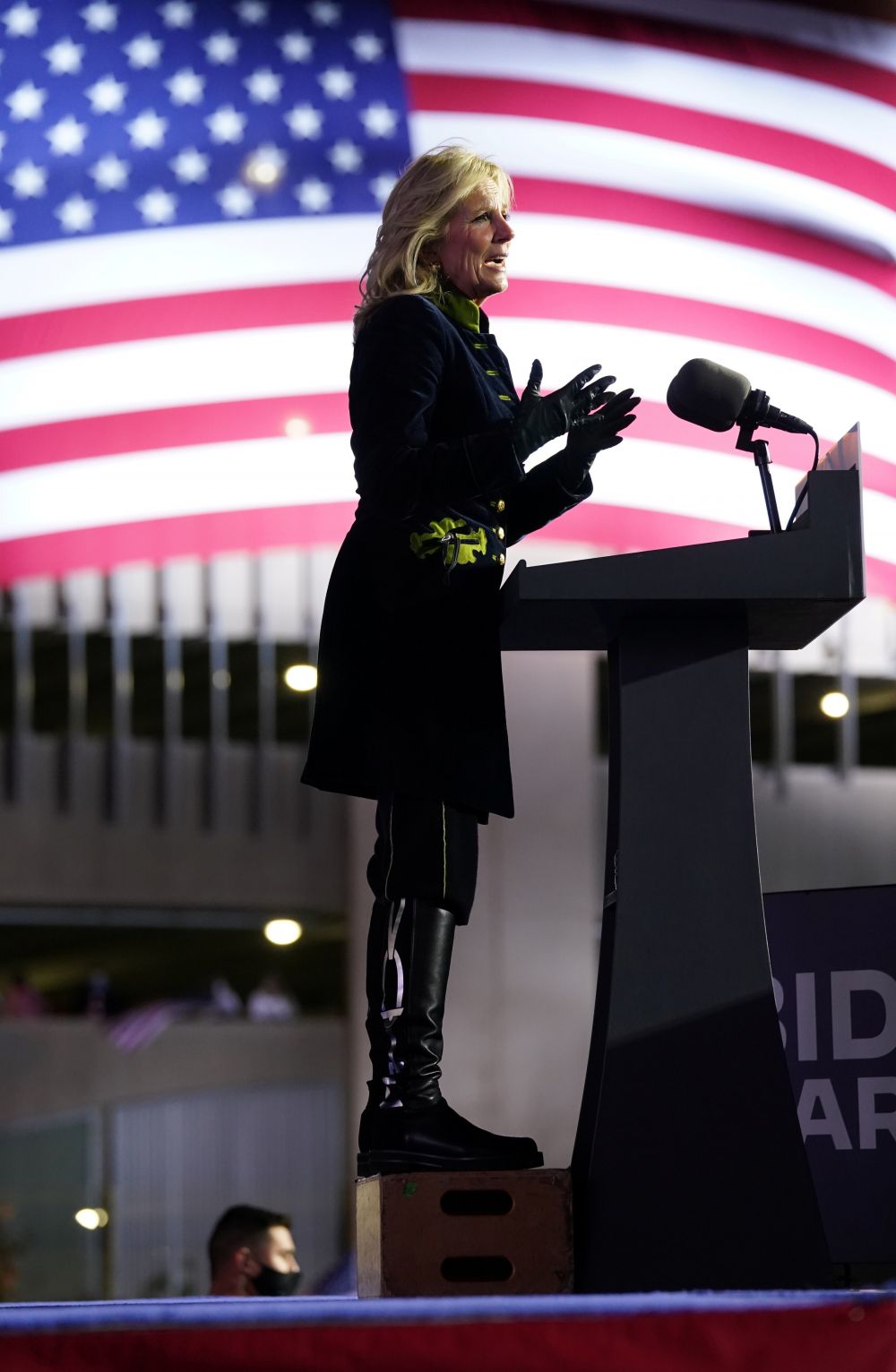 Bà Jill Biden thu hút với 'gu' thời trang thanh lịch