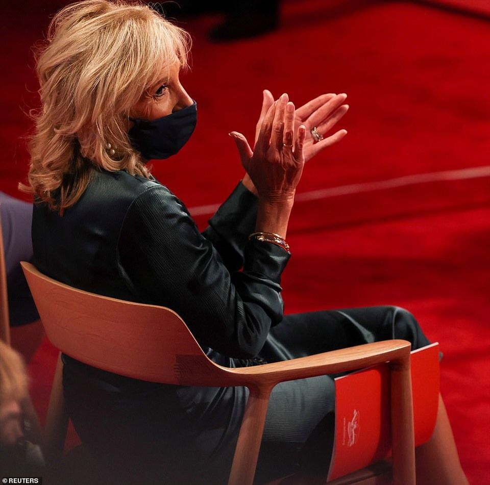 Bà Jill Biden thu hút với 'gu' thời trang thanh lịch