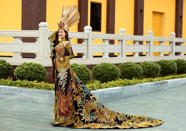 Thái Thị Hoa đạt giải nhất Trang phục Dân tộc tại Hoa hậu Trái Đất